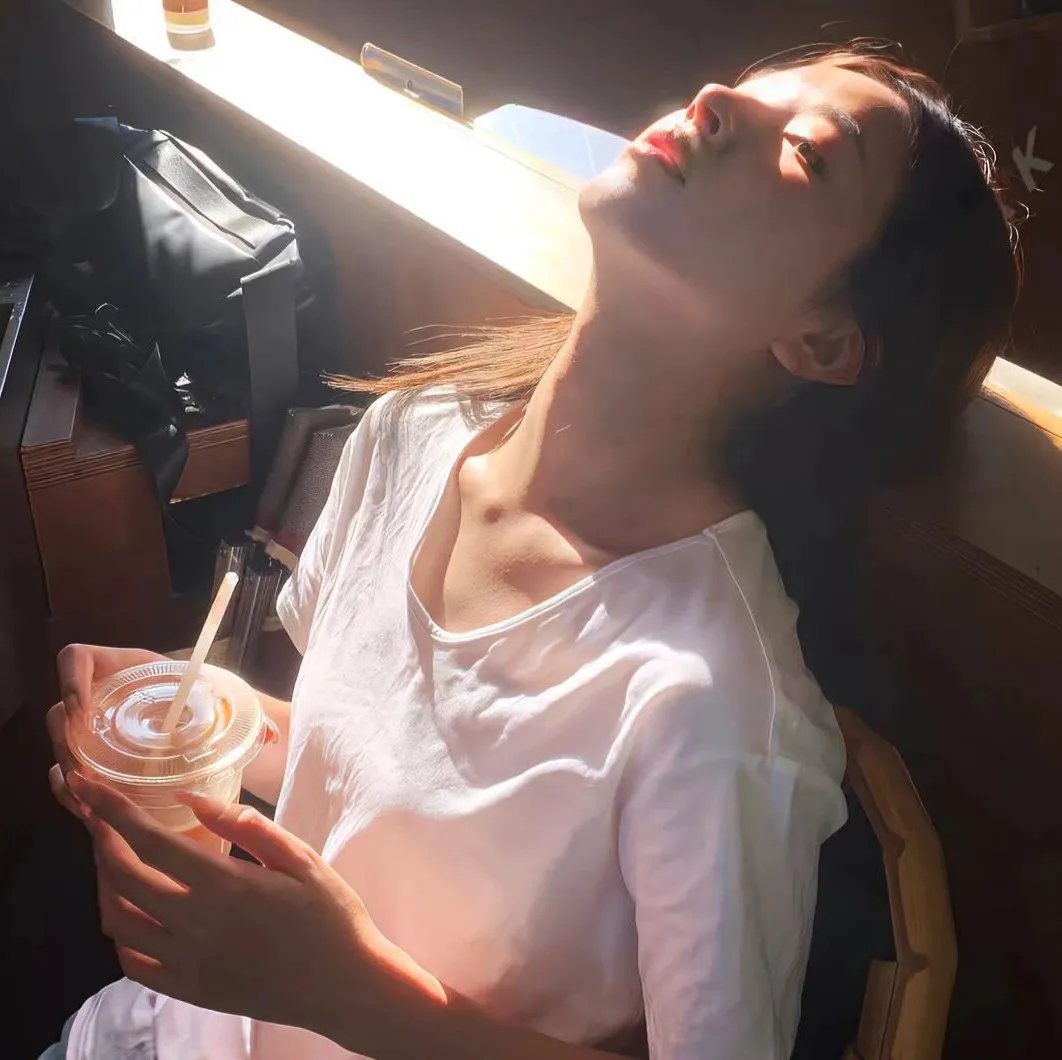 背鸭子的男孩